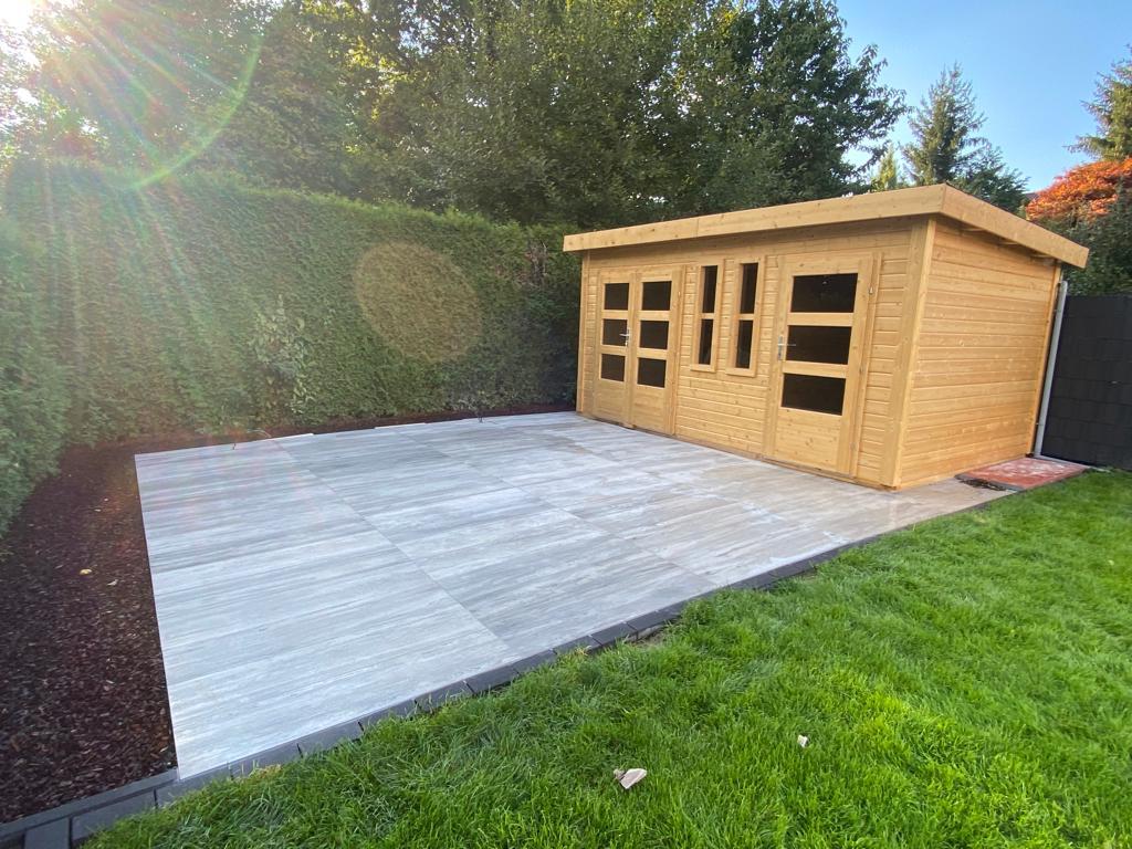 Neu gestaltete Terrasse mit Gartenhaus von BP Garten & Bau